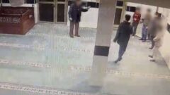 Camii de oyun oynayan Çocuklara bıçak çekti