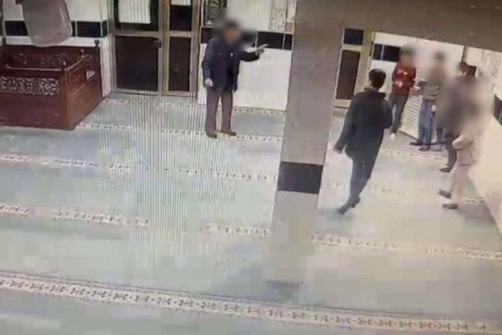 Camii de oyun oynayan Çocuklara bıçak çekti