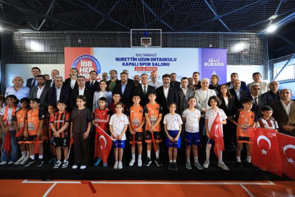Sultangazi’de okulun kapalı spor salonu yenilendi