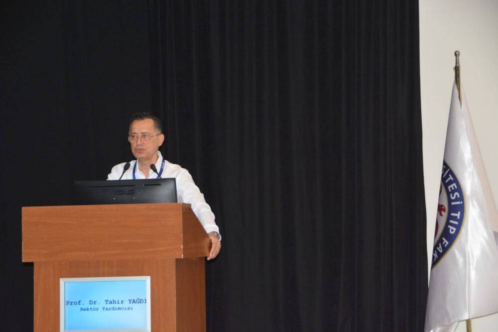Prof. Dr. Tahir Yağdı, tıp fakültesi öğrencilerine hekimliğin yol haritasını anlattı