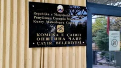 Üsküp Çayır’da 13 yıldır değişmeyen gelenek! Türkçe resmi dil, Türk bayrağı göndere çekiliyor