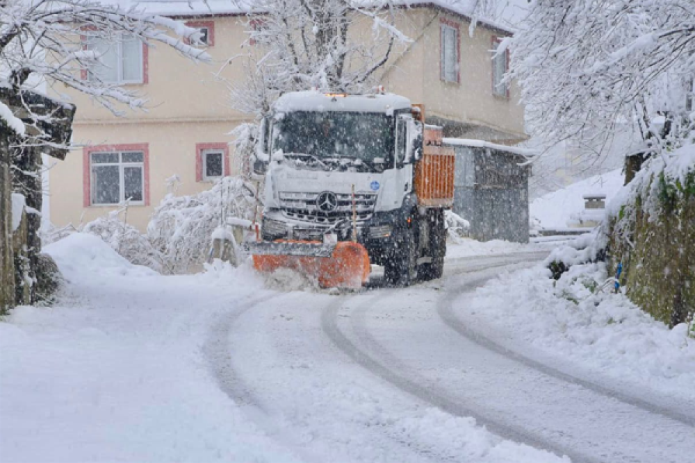 Giresun'da y&uuml;ksek mahallelerde karla m&uuml;cadele başladı
