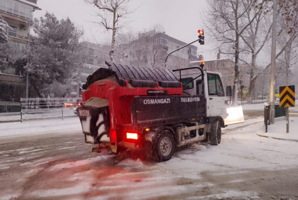 Osmangazi Belediyesi&rsquo;nden karla m&uuml;cadele &ccedil;alışması