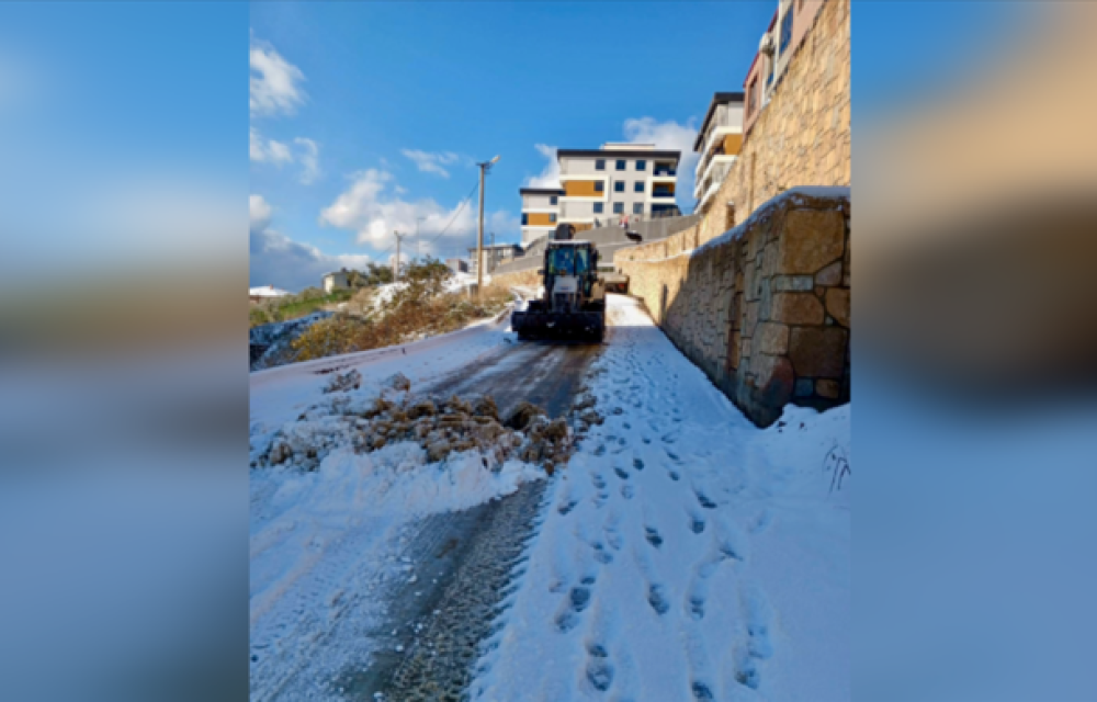 Gemlik&rsquo;te kar yağışı sonrası tuzlama &ccedil;alışmaları ger&ccedil;ekleştiriliyor
