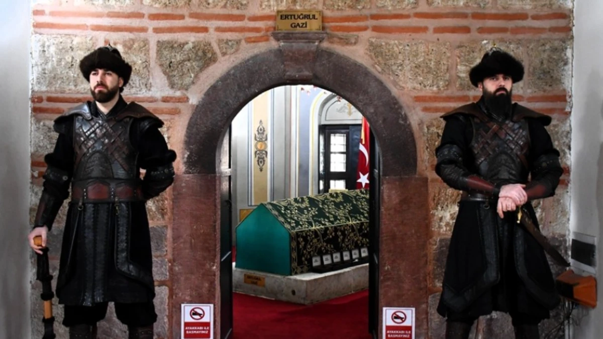 Ertuğrul Gazi T&uuml;rbesi'nde saygı n&ouml;beti tarihi dokuya uygun şekilde yenilendi