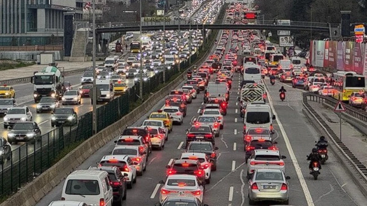 Trafik kazalarında d&uuml;ş&uuml;ş: İlk 4 ayda &ouml;l&uuml;ml&uuml; kazalar y&uuml;zde 17,8 azaldı