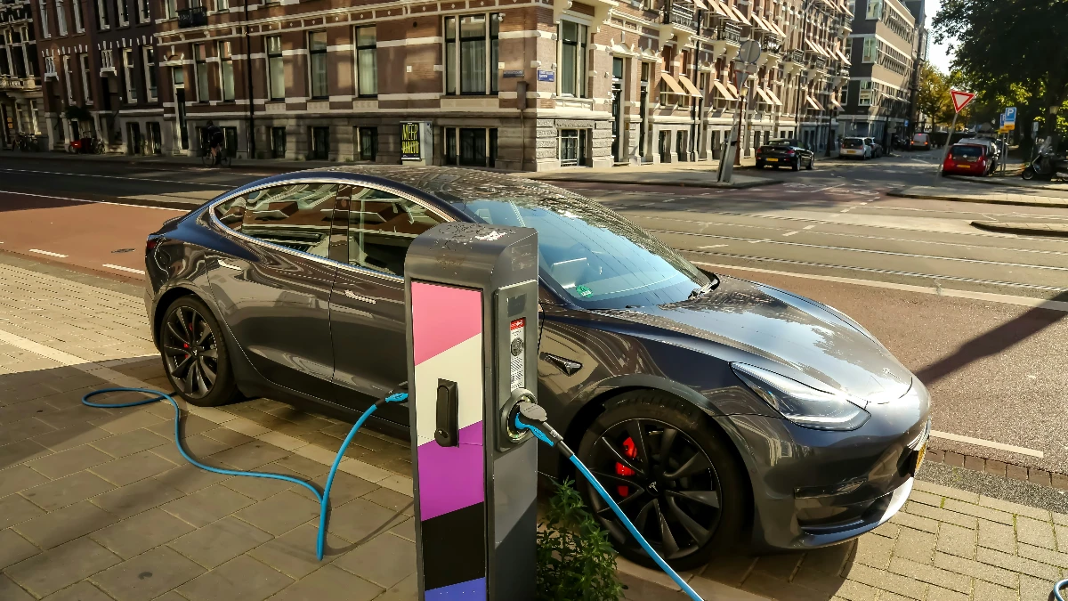 Almanya'da talep elektrikliye d&ouml;nd&uuml;! Mayısta satılan her d&ouml;rt ara&ccedil;tan birisi elektrikli
