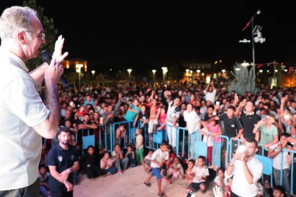 Eyy&uuml;biye&rsquo;de yaz konserleri &ldquo;Sahne Senin&rdquo; etkinliğiyle s&uuml;r&uuml;yor