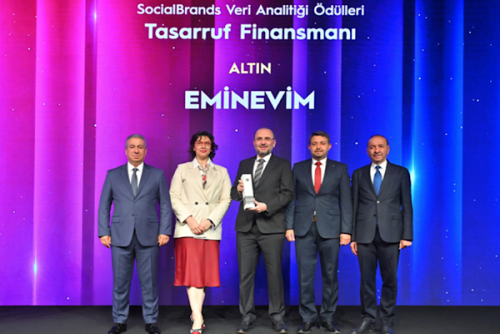 Eminevim Brandverse Awards&rsquo;ta &lsquo;sekt&ouml;r&uuml;n&uuml;n en iyisi&rsquo; olarak altın &ouml;d&uuml;l kazandı