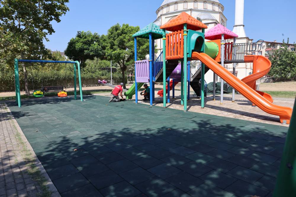 Derince&rsquo;de park ve yeşil alanlarda yenileme &ccedil;alışmaları s&uuml;r&uuml;yor