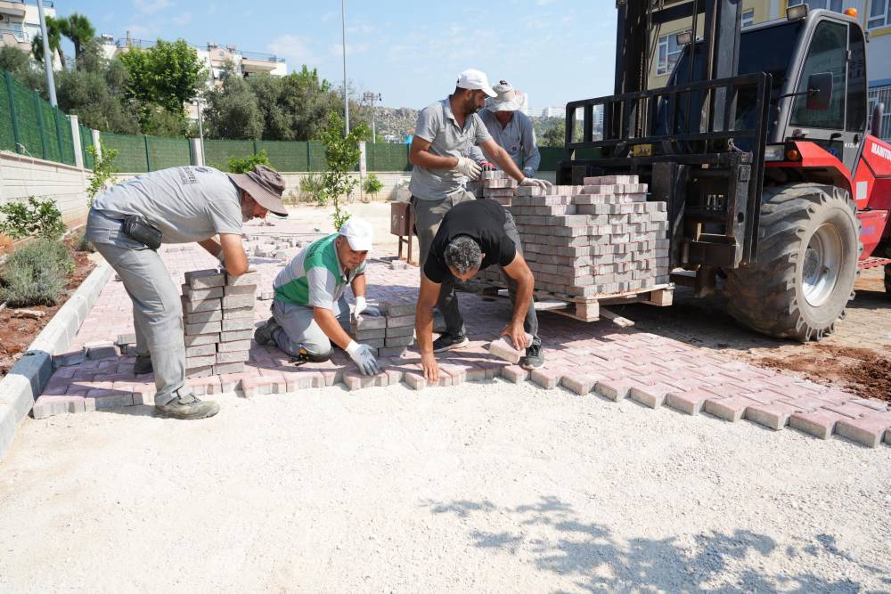 Kepez&rsquo;de okul bah&ccedil;elerinde bakım ve d&uuml;zenleme &ccedil;alışmaları yapılıyor