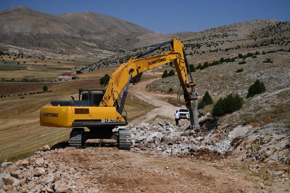 Sarız ve Pınarbaşı arasında 8 kilometrelik yolda asfalt &ccedil;alışması başladı