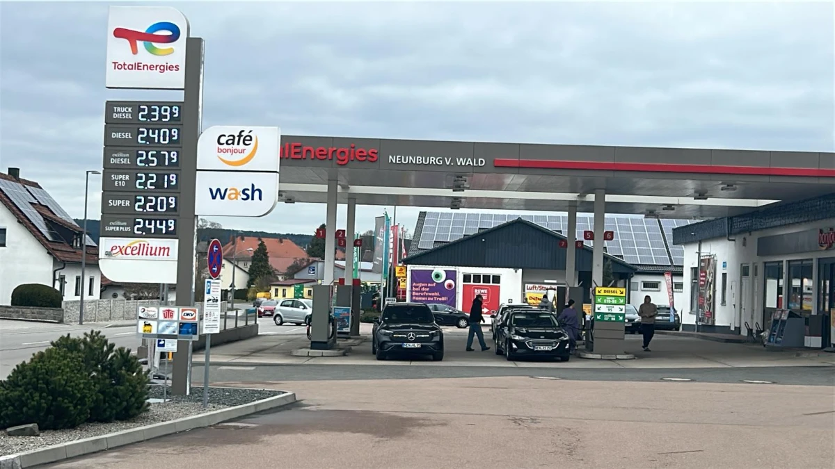 Almanya'da benzinin litresi 2.44 Euro'yu, dizelin litresi 2.57 Euro'yu aştı