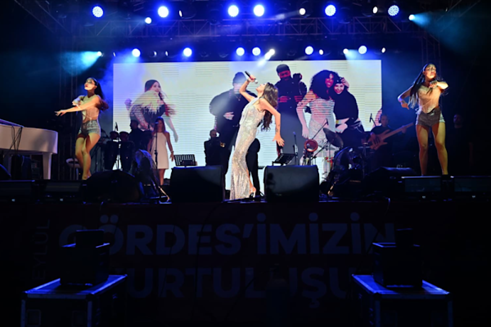 G&ouml;rdes&rsquo;in kurtuluşunun 104&rsquo;&uuml;nc&uuml; yıl d&ouml;n&uuml;m&uuml;nde Işın Karaca sahne aldı