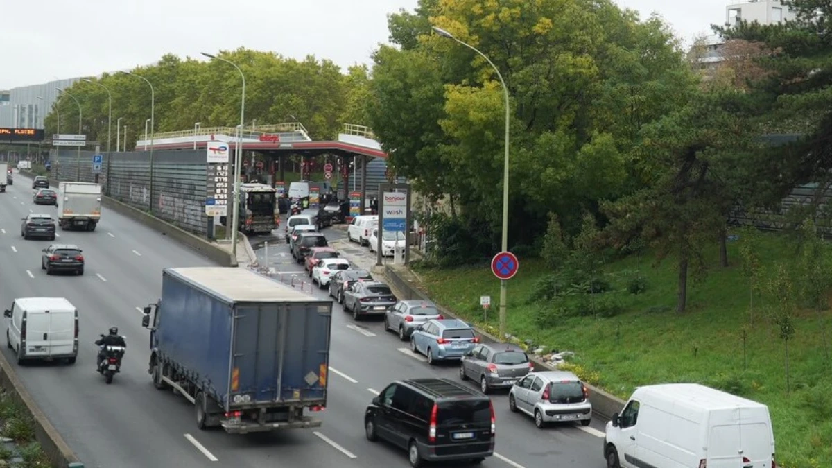 Fransa'da akaryakıt alarmı! Kesinti yapılan istasyon sayısı 640'ı aştı