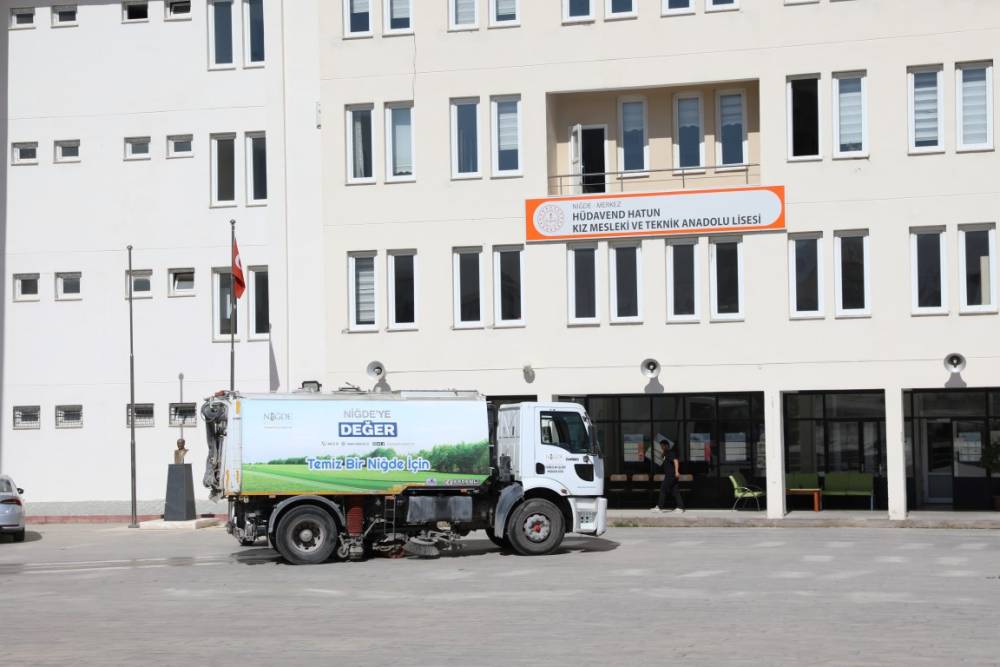 Niğde Belediyesi okullarda temizlik ve dezenfeksiyon &ccedil;alışması yaptı