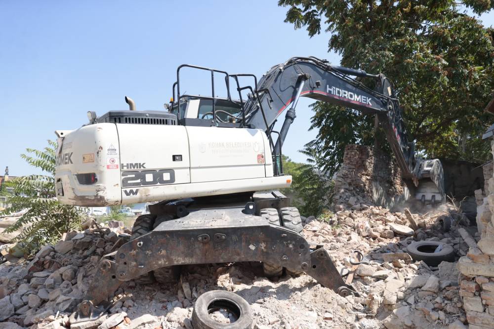 Konak Belediyesi metruk yapıların yıkımını s&uuml;rd&uuml;r&uuml;yor