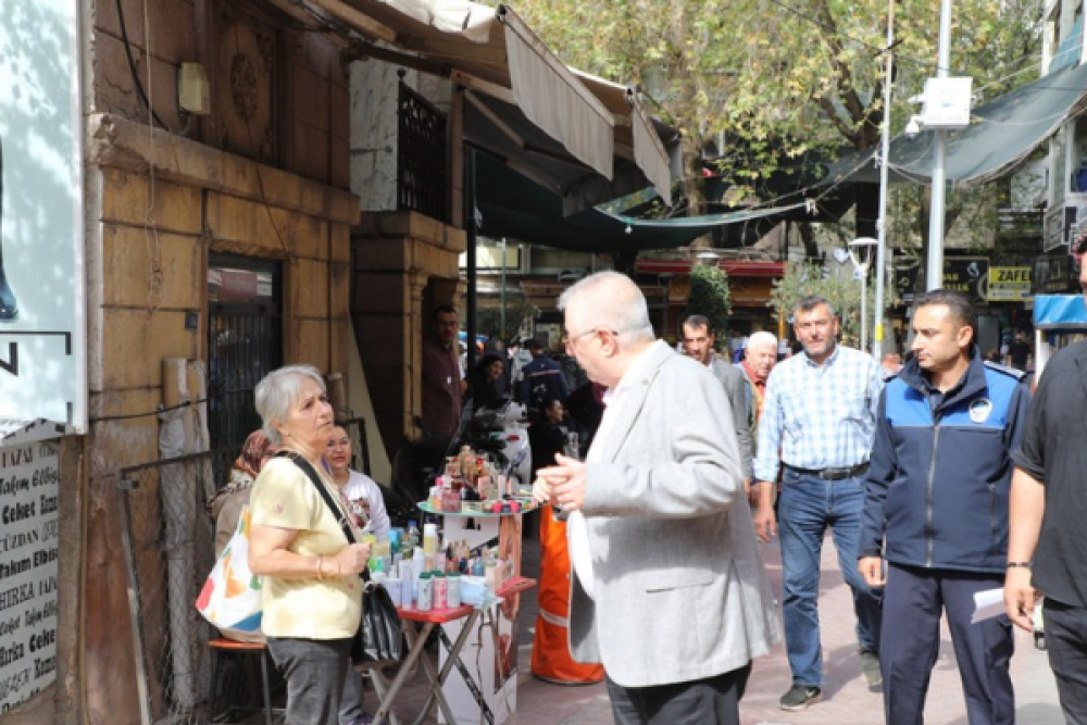 Başkan Ertaş, &Ccedil;arşamba Pazarı&rsquo;nda esnaf ve vatandaşlarla g&ouml;r&uuml;şt&uuml;
