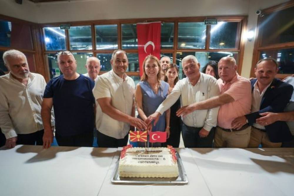 Konak&rsquo;tan Kuzey Makedonya&rsquo;ya bağımsızlık mesajı