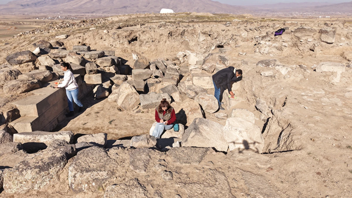 Van'daki Körzüt Kalesi'nde giriş yolu bulundu