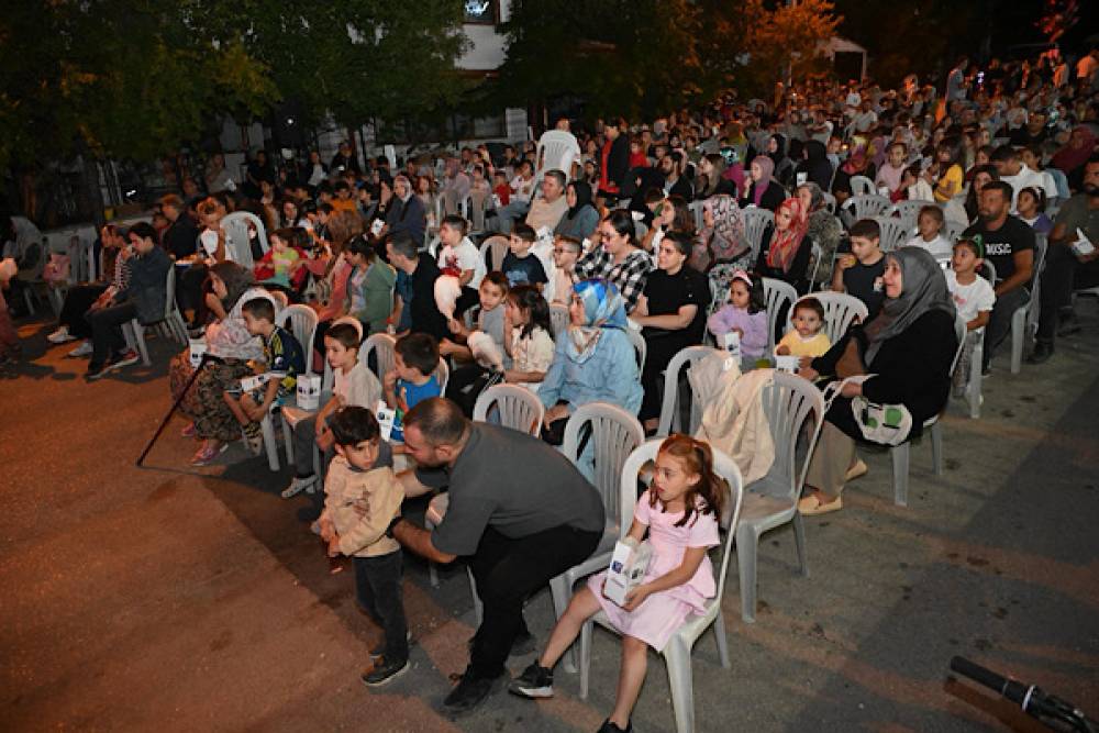 Isparta'da Yaz Akşamı &Ccedil;ocuk Sineması Mehmet T&ouml;nge Mahallesi'nde d&uuml;zenlendi