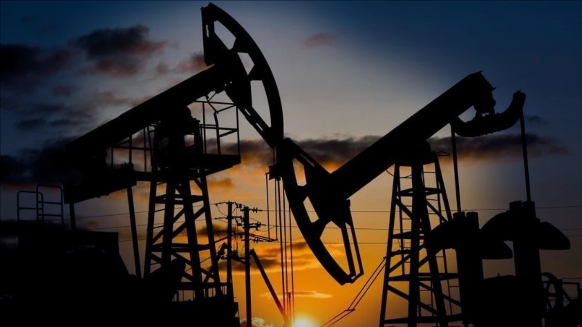 ABD&rsquo;den petrol raporu: H&uuml;rm&uuml;z krizi fiyat tahminlerini yukarı &ccedil;ekti