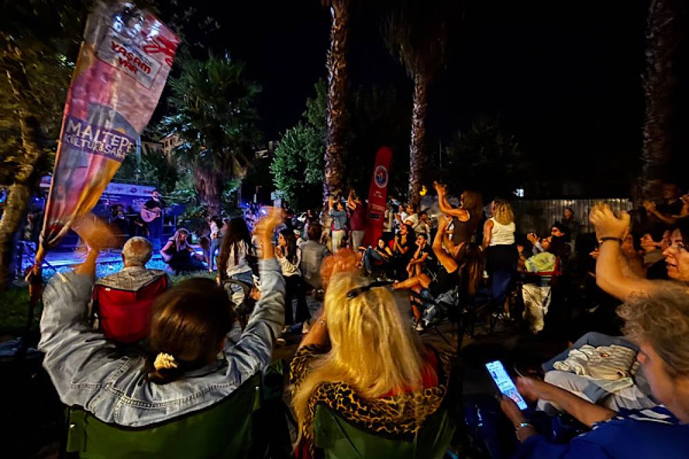 Maltepe'de a&ccedil;ık hava konserleri Feyzullah Mahallesi'nde devam etti