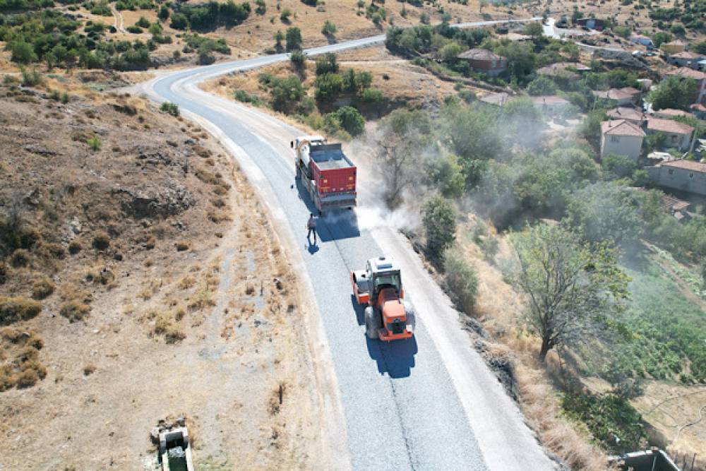 Manisa'da Kırkağa&ccedil;-Akhisar bağlantı yolunda sathi kaplama &ccedil;alışması yapıldı