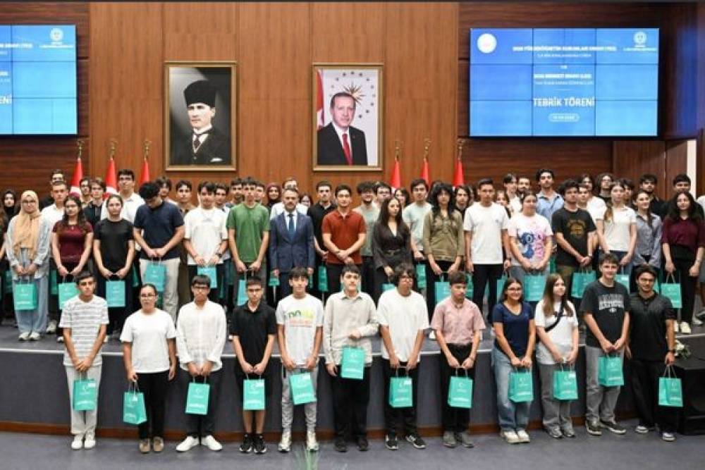 Kocaeli&rsquo;de YKS ve LGS derecesi yapan &ouml;ğrenciler &ouml;d&uuml;llendirildi