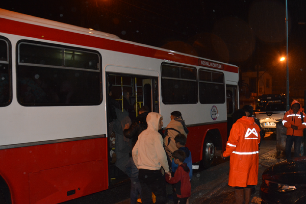 Mersin&rsquo;deki su baskınında mahsur kalan tarım iş&ccedil;ileri tahliye edildi 