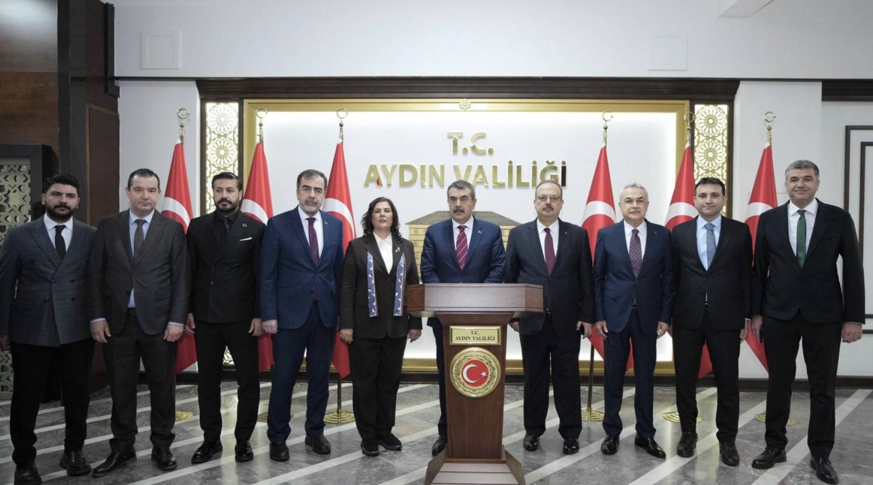 İran'a ge&ccedil;iş &uuml;creti &ouml;demiş gemiler durdurulacak: Trump'tan ABD donanmasına H&uuml;rm&uuml;z talimatı