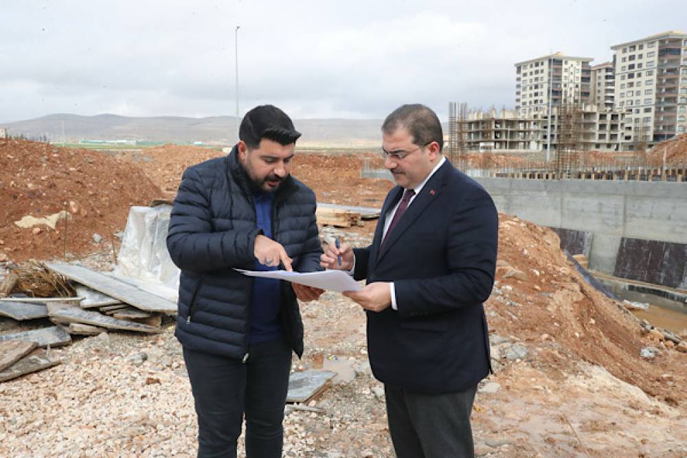 Başkan Canpolat, yarı olimpik y&uuml;zme havuzu inşaatında incelemelerde bulundu