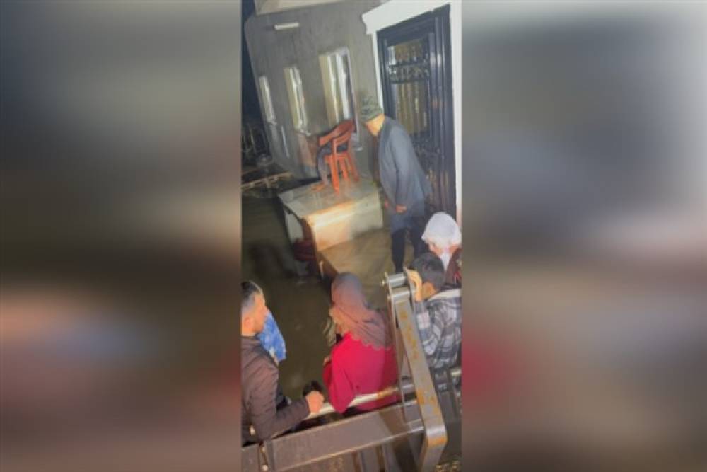 Manisa&rsquo;da selde mahsur kalan 11 kişilik aile kurtarıldı