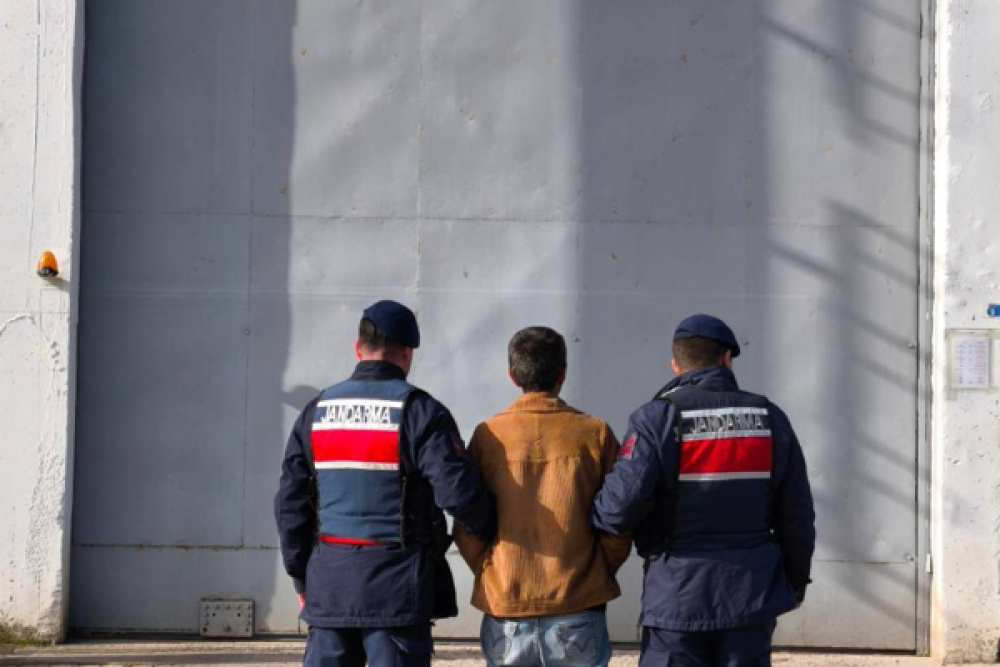 Kocaeli’nde hapis cezasıyla aranan 2 şahıs yakalandı