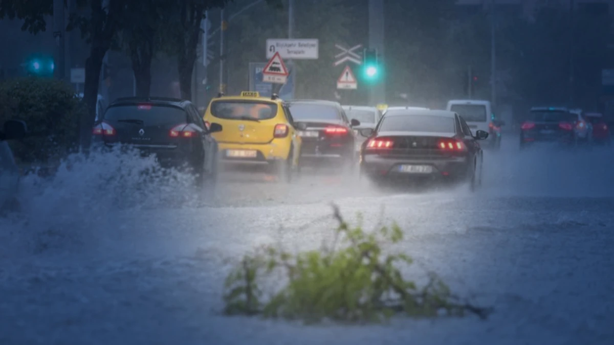Meteoroloji'den beş b&ouml;lge i&ccedil;in yerel kuvvetli sağanak uyarısı: Fırtına ve hortum riski
