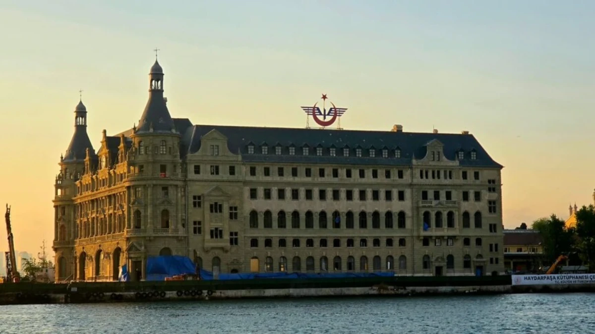 Haydarpaşa Garı kentin sil&uuml;etinde yeniden g&ouml;r&uuml;nd&uuml;