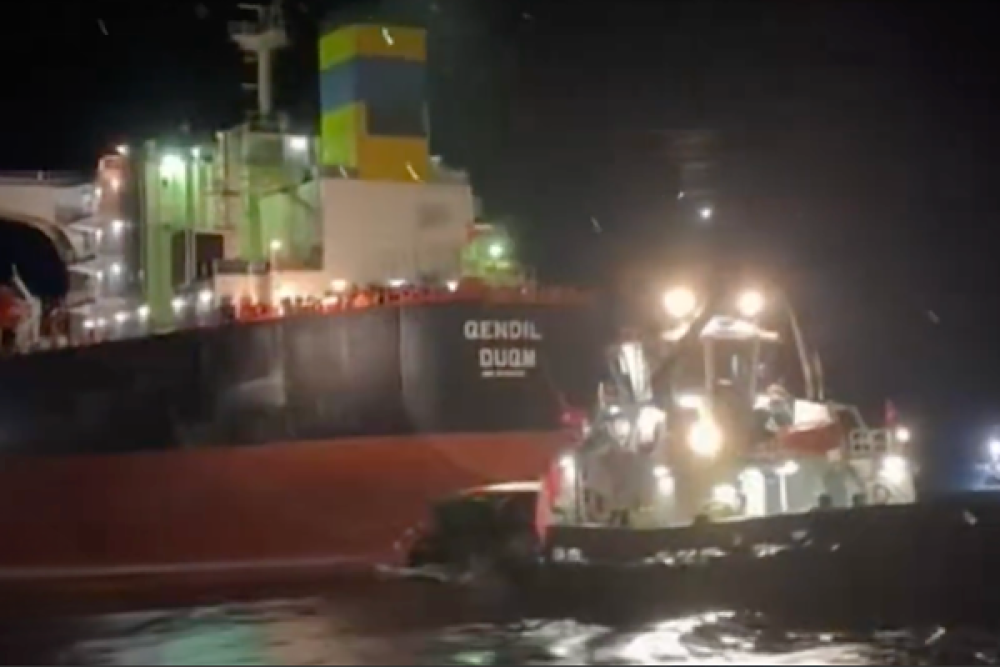 Bozcaada&rsquo;da karaya oturan tanker kurtarıldı