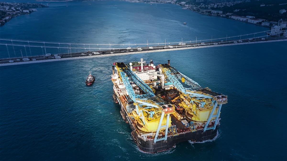Dev enerji gemisi İstanbul Boğazı'ndan ge&ccedil;ti! Mavi Akım Projesinde g&ouml;rev almıştı