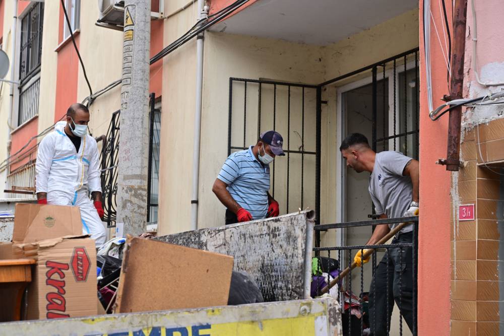 Manisa&rsquo;da Barbaros Mahallesi&rsquo;ndeki &ccedil;&ouml;p ev temizlendi