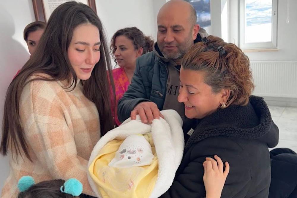 Ge&ccedil;ici Koruyucu Aile modelinin 100&rsquo;&uuml;nc&uuml; bebeği, ailesine kavuştu