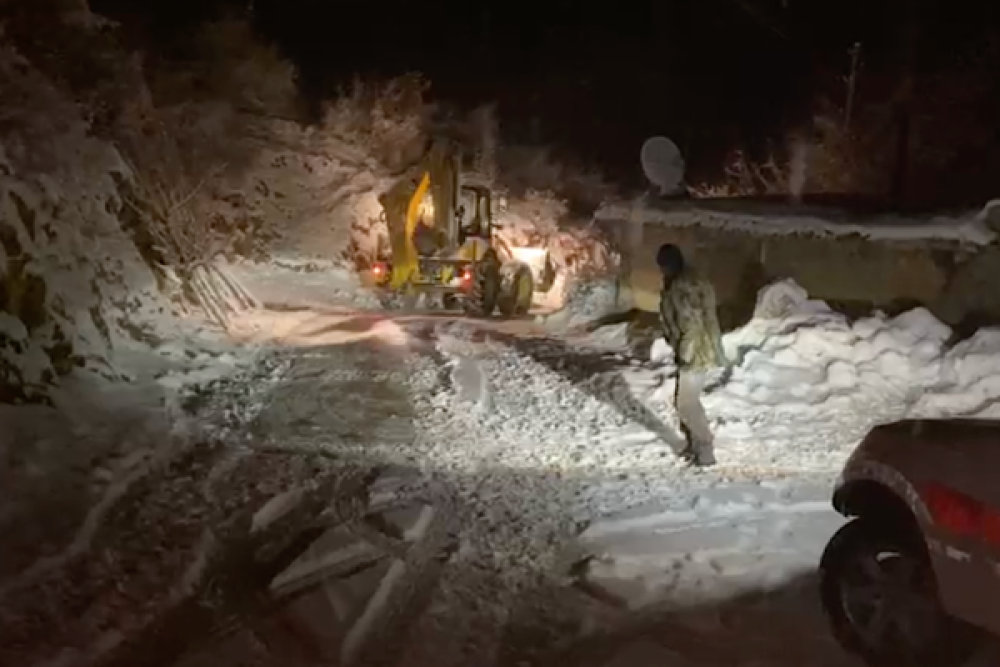 Sason&rsquo;da kar nedeniyle kapanan k&ouml;y yolu a&ccedil;ıldı