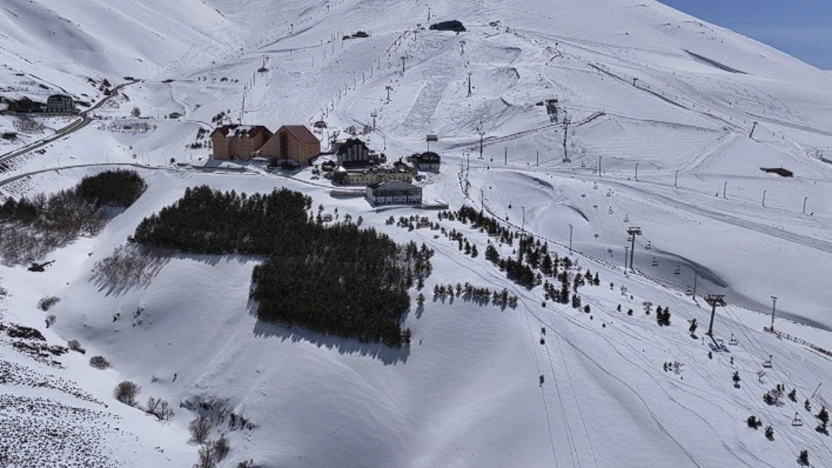 Paland&ouml;ken&rsquo;de kayak sezonu uzadı: Mayıs sonuna kadar a&ccedil;ık