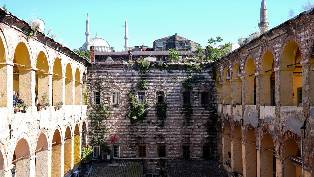 Fatih d&ouml;neminden gelen miras s&uuml;r&uuml;yor: G&uuml;m&uuml;ş el sanatları at&ouml;lyelerinin merkezi B&uuml;y&uuml;k Yeni Han