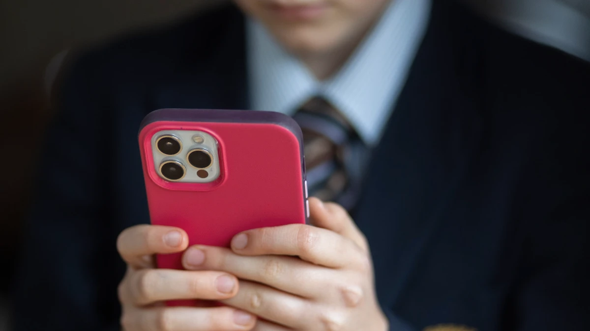 İngiltere okullarda akıllı telefonları resmen yasaklıyor