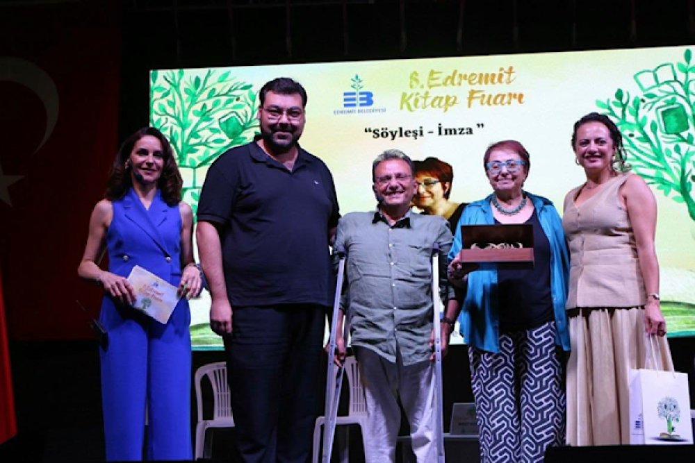 8. Edremit Kitap Fuarı&rsquo;nın d&ouml;rd&uuml;nc&uuml; g&uuml;n&uuml;nde yazar buluşmaları d&uuml;zenlendi