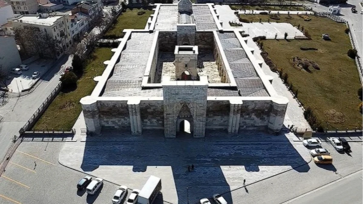 Dizi ve film yapımcılarının ilgisi tarihi Sultanhanı Kervansarayı'nın tanıtımına katkı sağlayacak