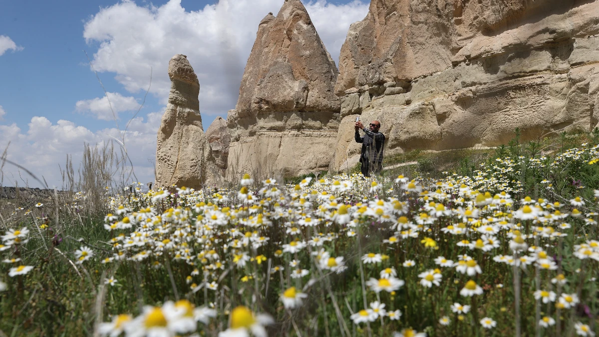 Kapadokya &ccedil;i&ccedil;eklerle buluştu