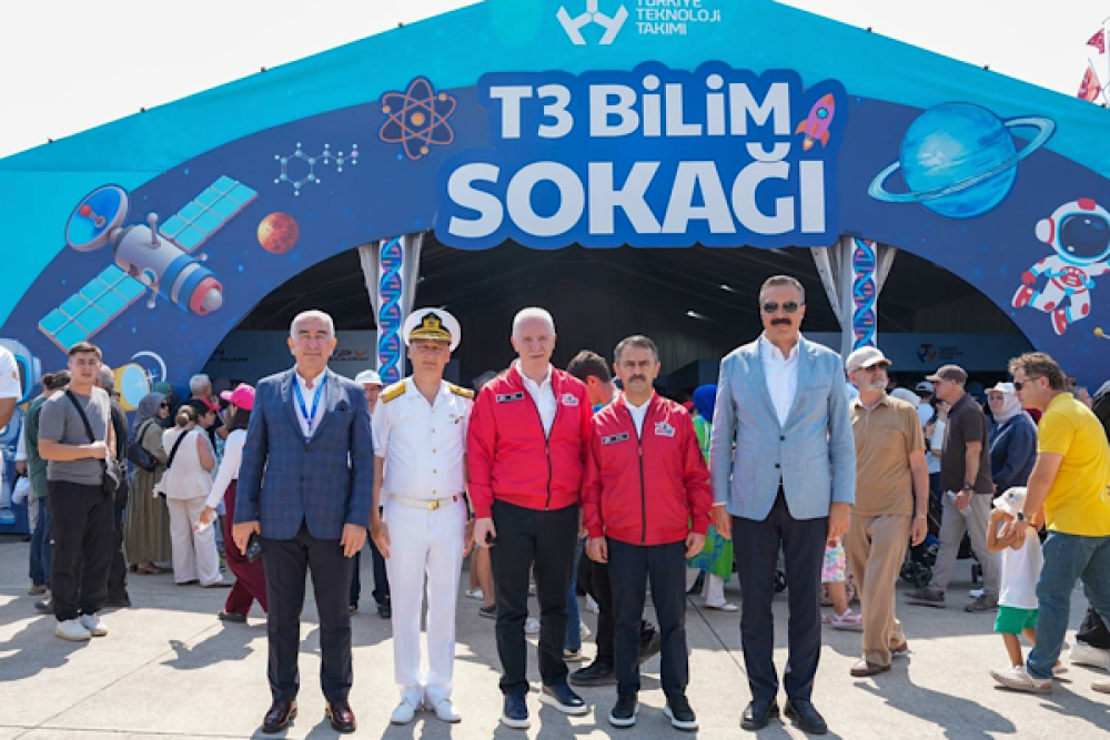 Vali Aktaş ve İstanbul Valisi G&uuml;l, TEKNOFEST Mavi Vatan alanını ziyaret etti