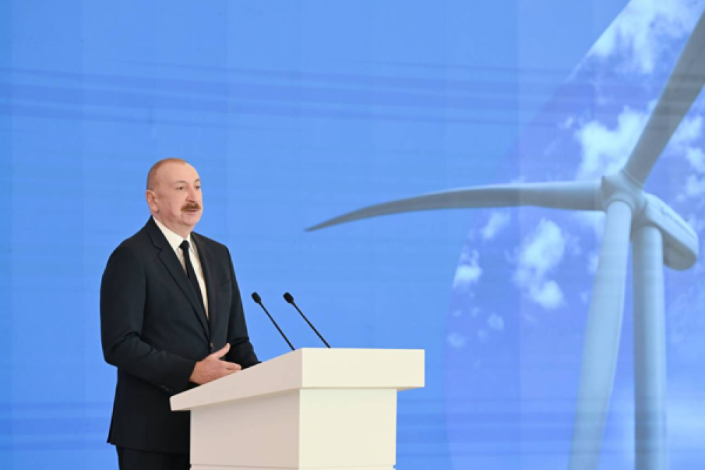 Aliyev, Taşkent&rsquo;te Haydar Aliyev&rsquo;in anıtına &ccedil;i&ccedil;ek bıraktı