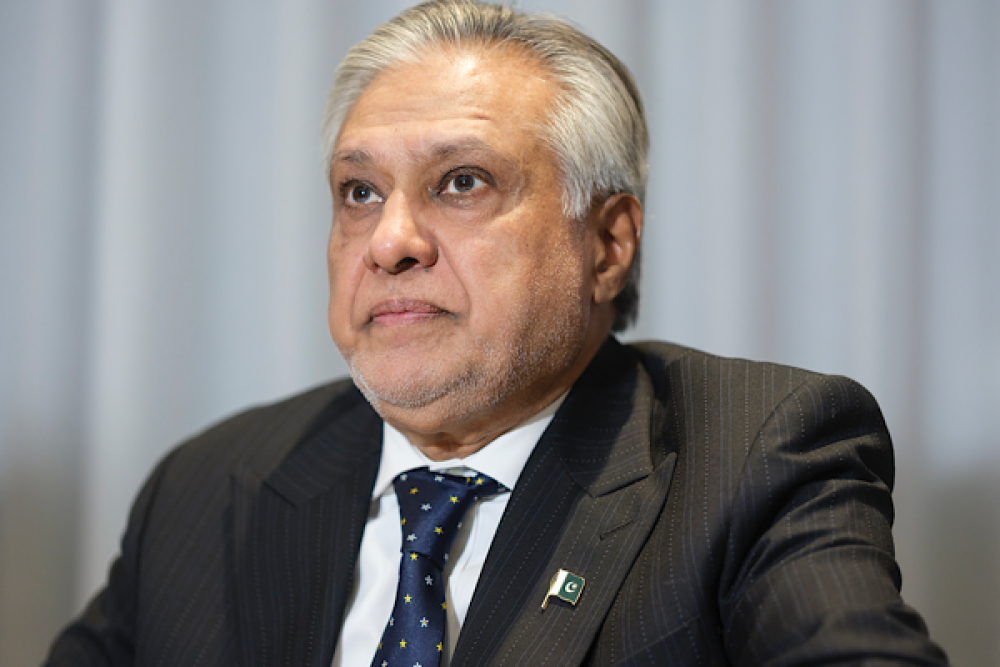 Pakistan Başbakan Yardımcısı Dar, resmi ziyaret i&ccedil;in Londra&rsquo;ya geldi
